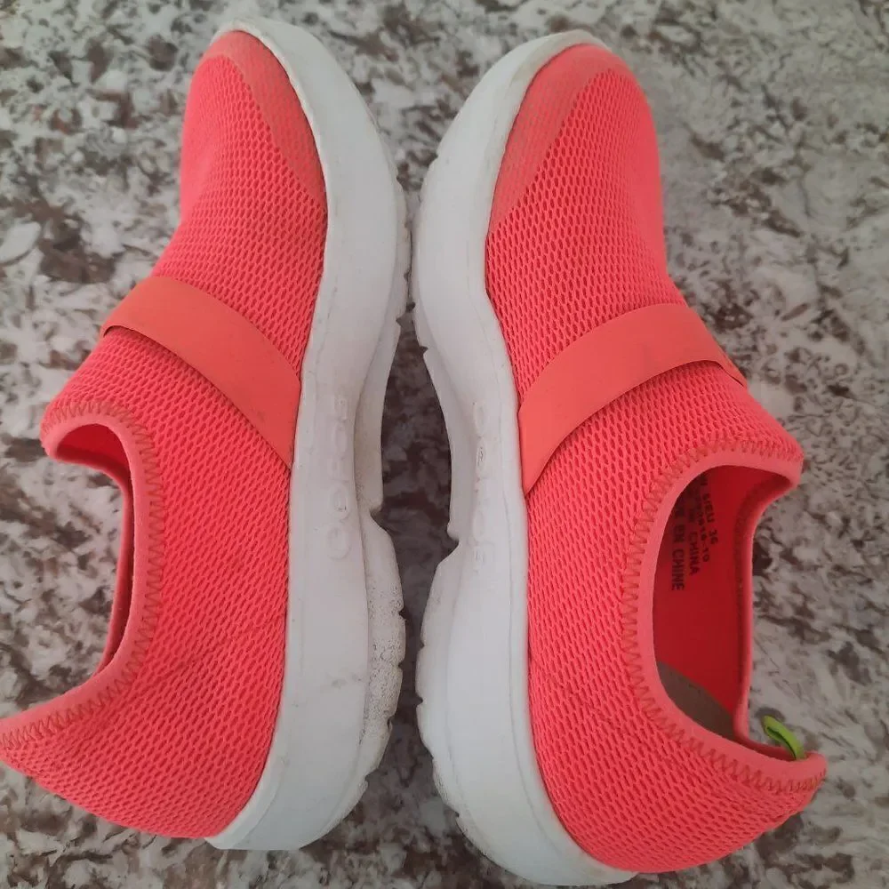 Oofos‎ Oomg  Slip On  size  5US
